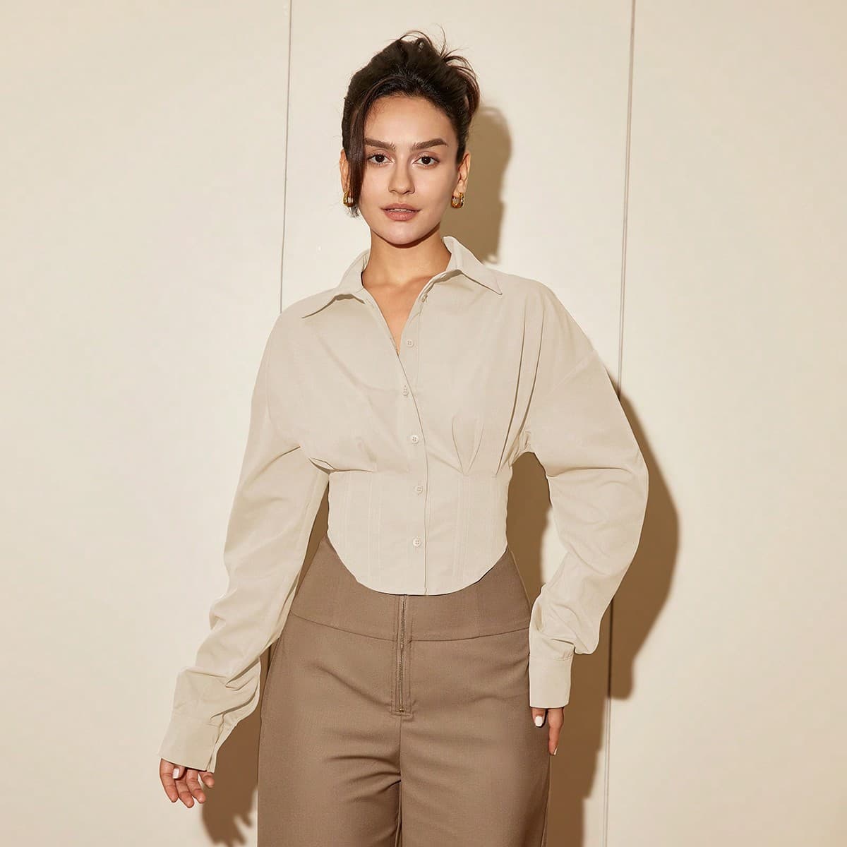 Chemise printemps casual à manches longues à épaules basses boutonnée devant avec ajustement à la taille