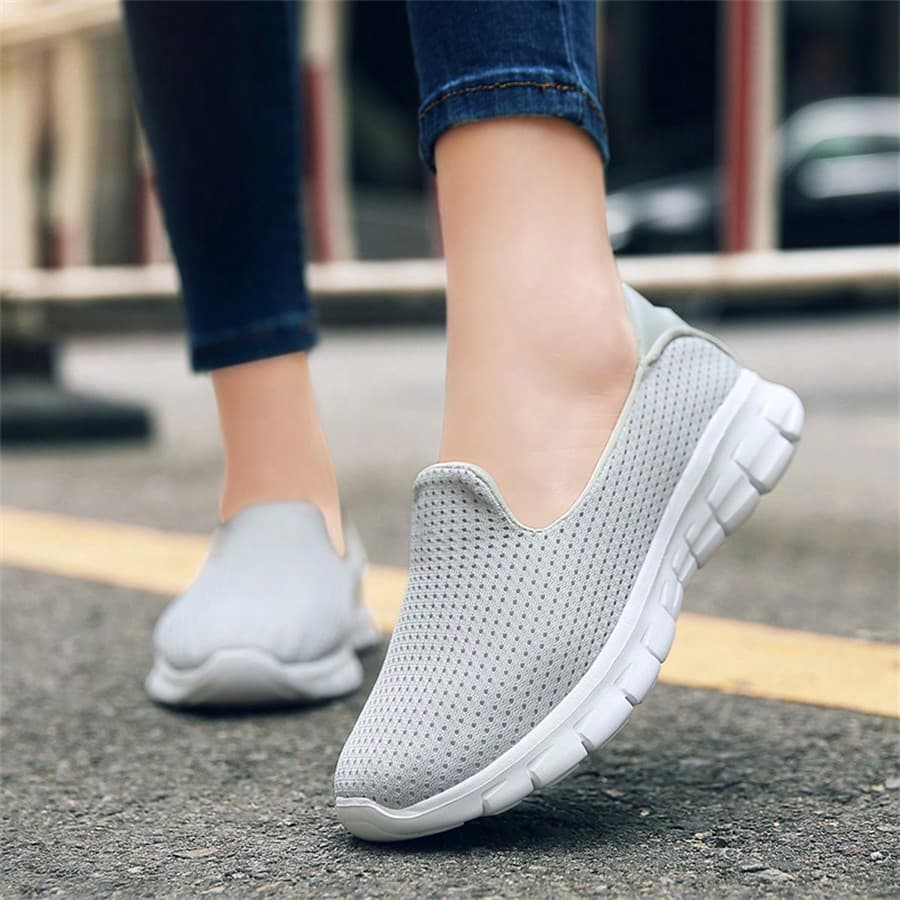 Nouvelles chaussures pour femmes en tissu de Beijing de printemps et d'automne, véritables chaussures à enfiler pour personnes âgées pour les
